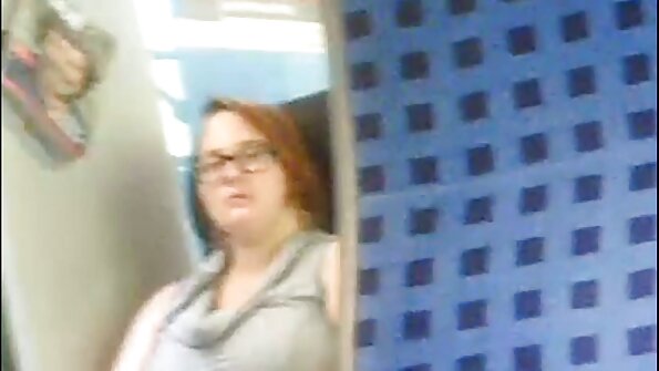 Kate Cooper gnuggar oljan över hela kroppen, inklusive hennes fitta!