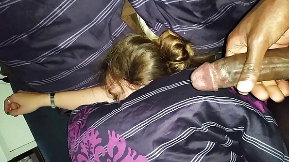 Ellie Jay tar långsamt av sina behåar och avslöjar sina fantastiska 32H bröst