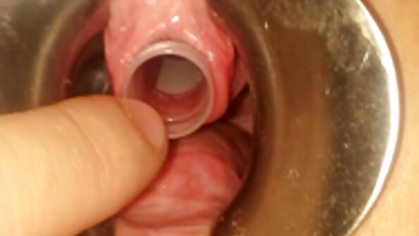 Candie sprider benen och gnuggar hennes fitta