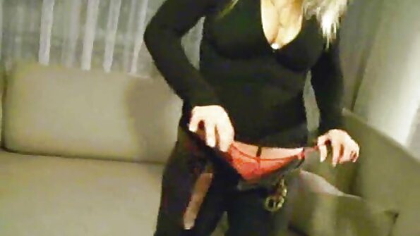 Coral May Hall tar bort sitt sexiga lila underkläder
