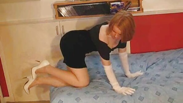 Petite Daffney får sin fitta slickad och sedan blir hon knullad av en dubbar hård kuk som gör doggystyle och andra positioner