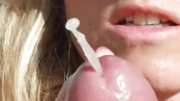 Stygg amatör Claire från DevineOnes med benen vidöppna med två olika vibratorer för att kliva av