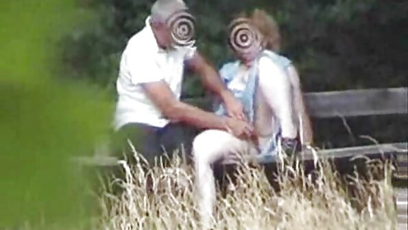 Se hur denna lilla blondin njuter av en hård kuk