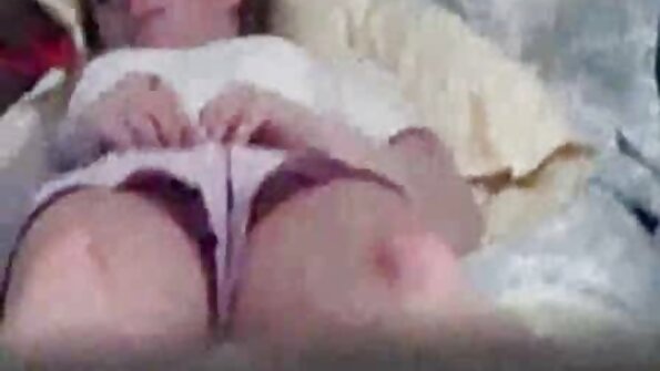 Som så många av våra tjejer låser Lola aka Little Caprice ibland in sig i badrummet för att ha lite kvalitetstid med sin vibrator. Den här gången glömde hon dock låset och in kom en intet ont anande ...