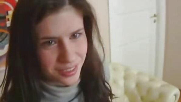 Sophia Winters är en stygg skolflicka som cums till hennes hitachi