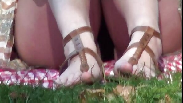 Om du älskar brittiska tjejer med snäva kroppar och perfekta kurvor kommer Rachel definitivt att reta dig tills du exploderar. Rachel börjar i sina sexiga rena trosor och shorts innan hon långsamt skjuter ...