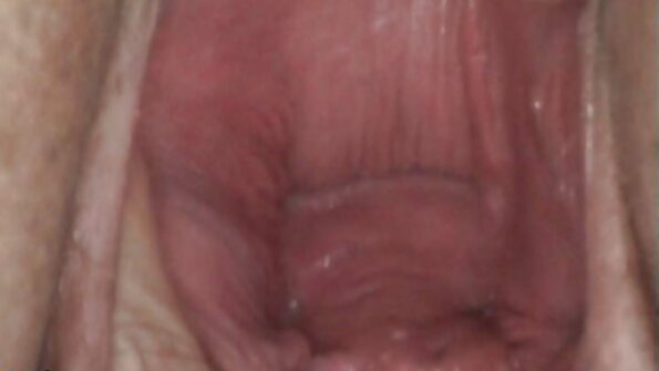 En kåt snygg brud med långt svart hår drar sig tillbaka till toaletten för att kissa. Hon blir på kåt humör och börjar massera sin fitta med en vibrator när en kuk dyker upp genom ett hål i väggen ....