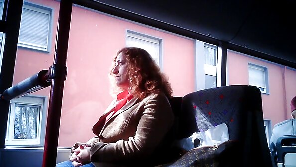 En busty babe suger och jävlar i trädgården